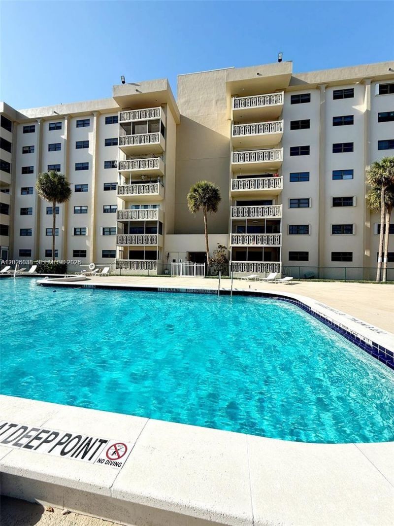 800 NE 195th St , Unit 720, Miami, FL 33179 Photo