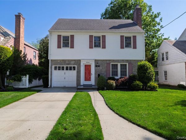 19 Saint Thomas Place , Malverne, NY 11565