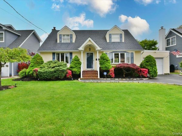 287 Charles Avenue , Massapequa Park, NY 11762