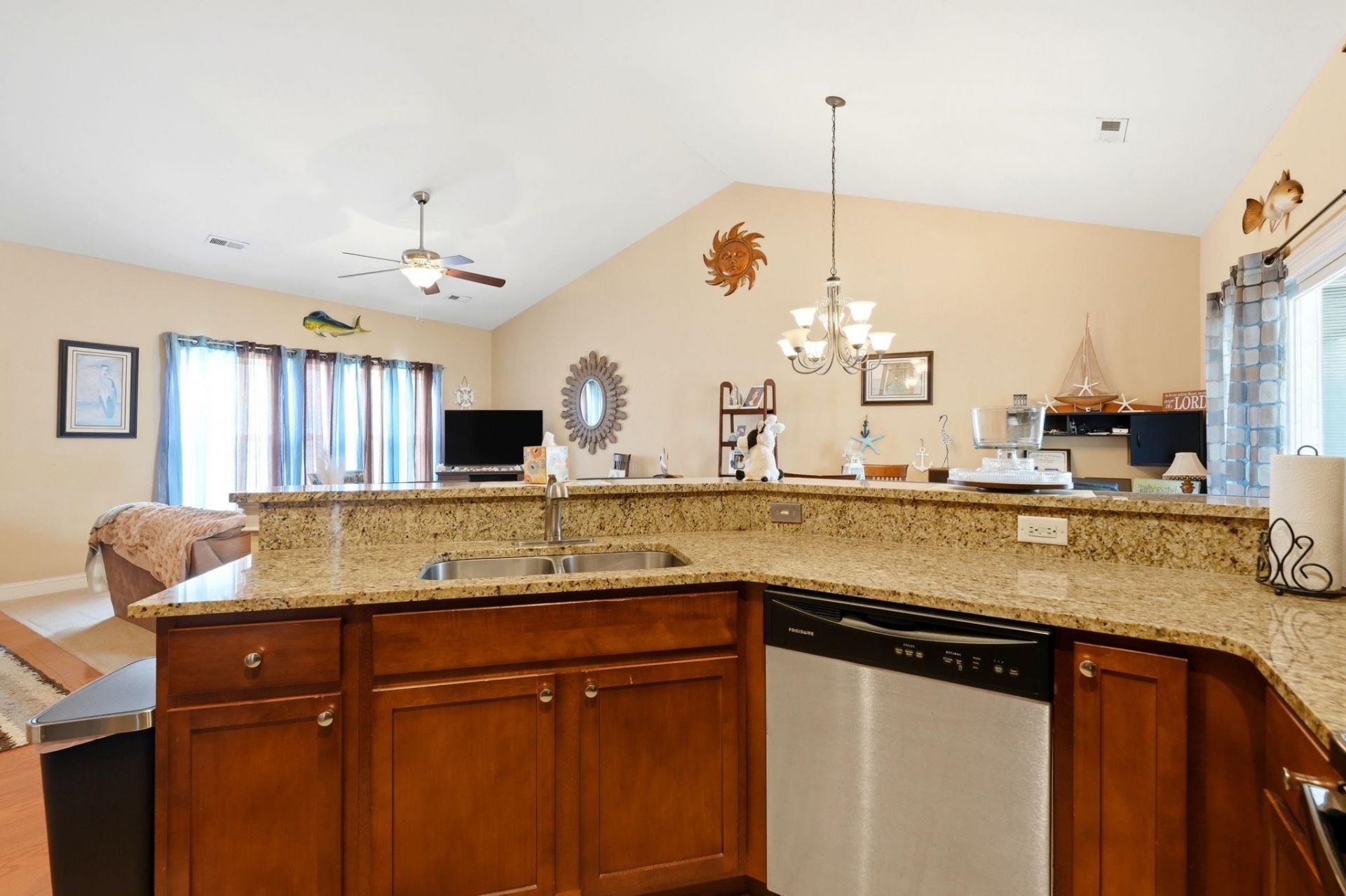577 Sunnyside Ave.  Photo 12