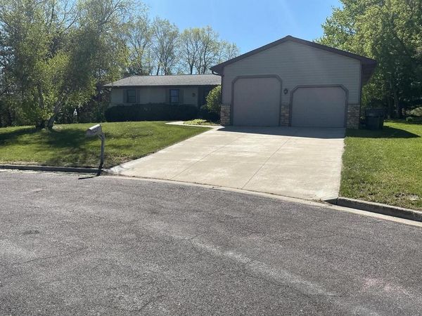 201 Pauquette DRIVE, Poynette, WI 53955