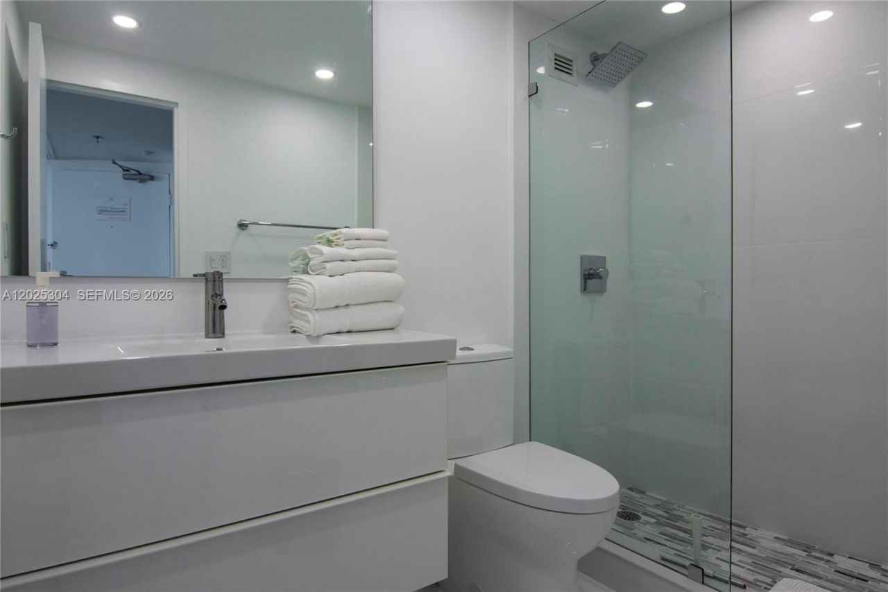 5445 Collins Ave, Unit 1730, Miami Beach, FL 33140 Photo