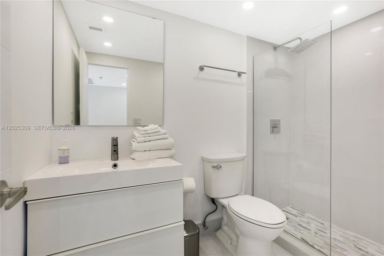 5445 Collins Ave, Unit 928, Miami Beach, FL 33140 Photo