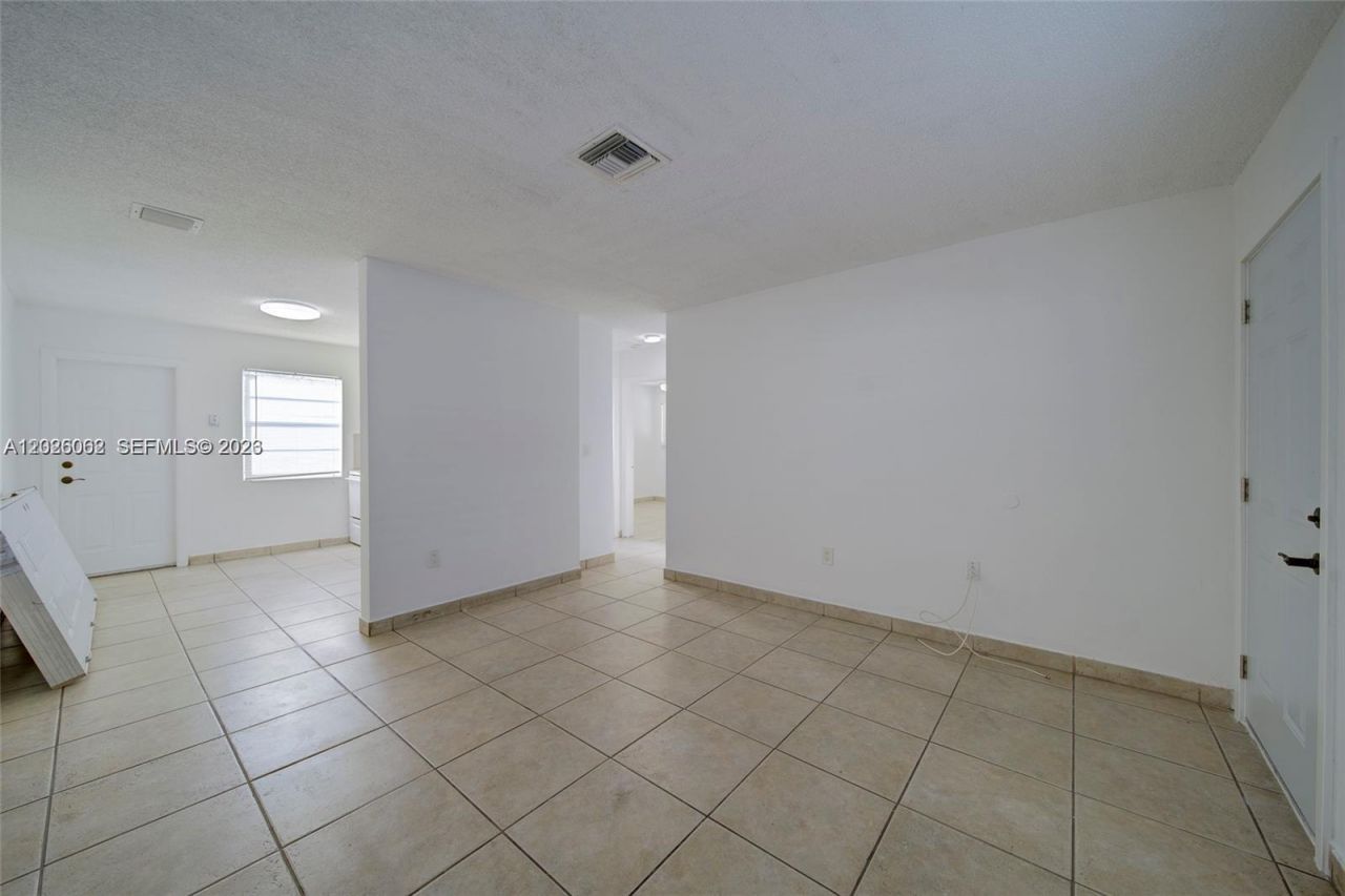 896 E 22nd St , Unit 898, Hialeah, FL 33013 Photo