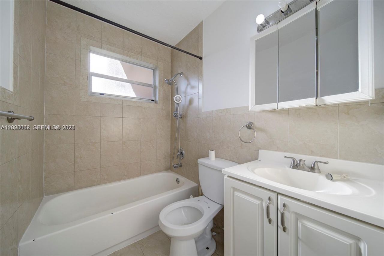 896 E 22nd St , Unit 898, Hialeah, FL 33013 Photo
