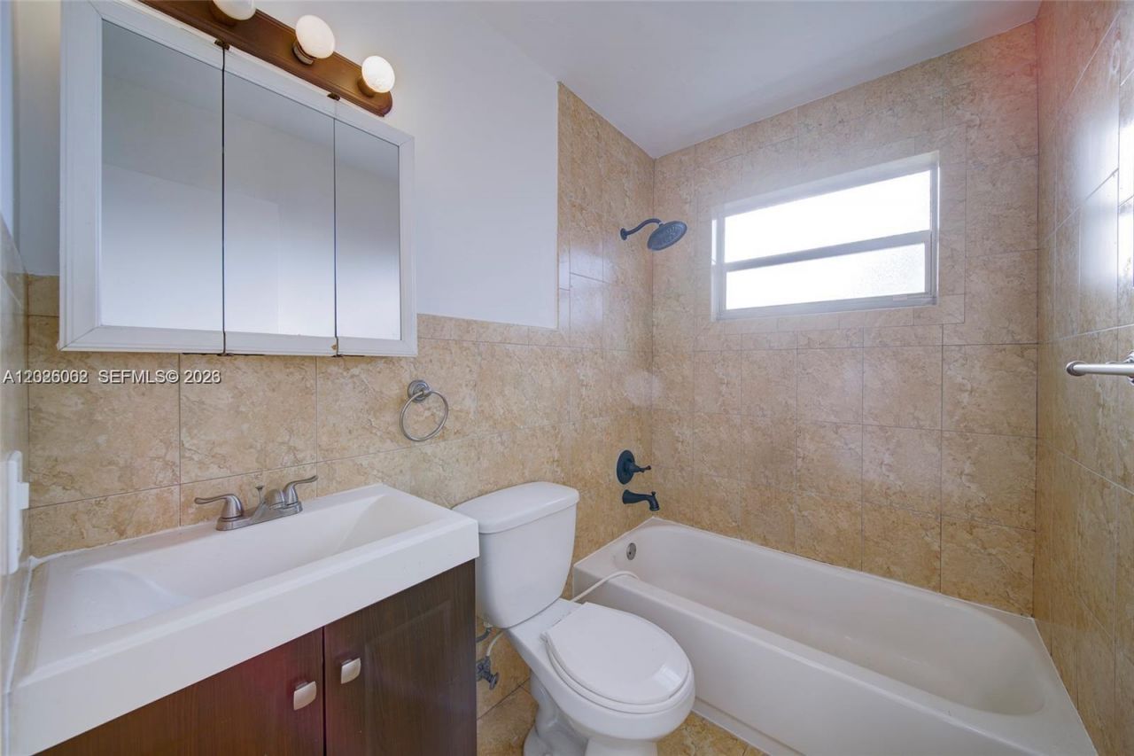 896 E 22nd St , Unit 898, Hialeah, FL 33013 Photo