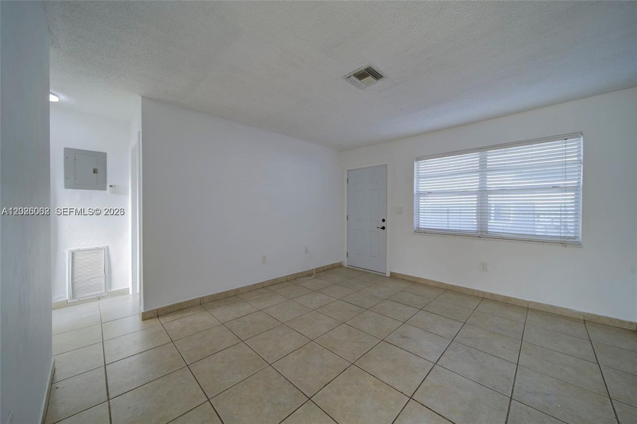 896 E 22nd St , Unit 898, Hialeah, FL 33013 Photo