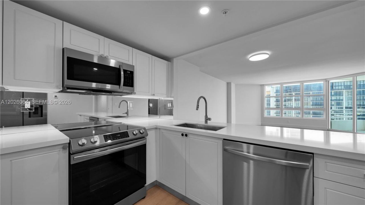 555 NE 34th St , Unit 1402, Miami, FL 33137 Photo