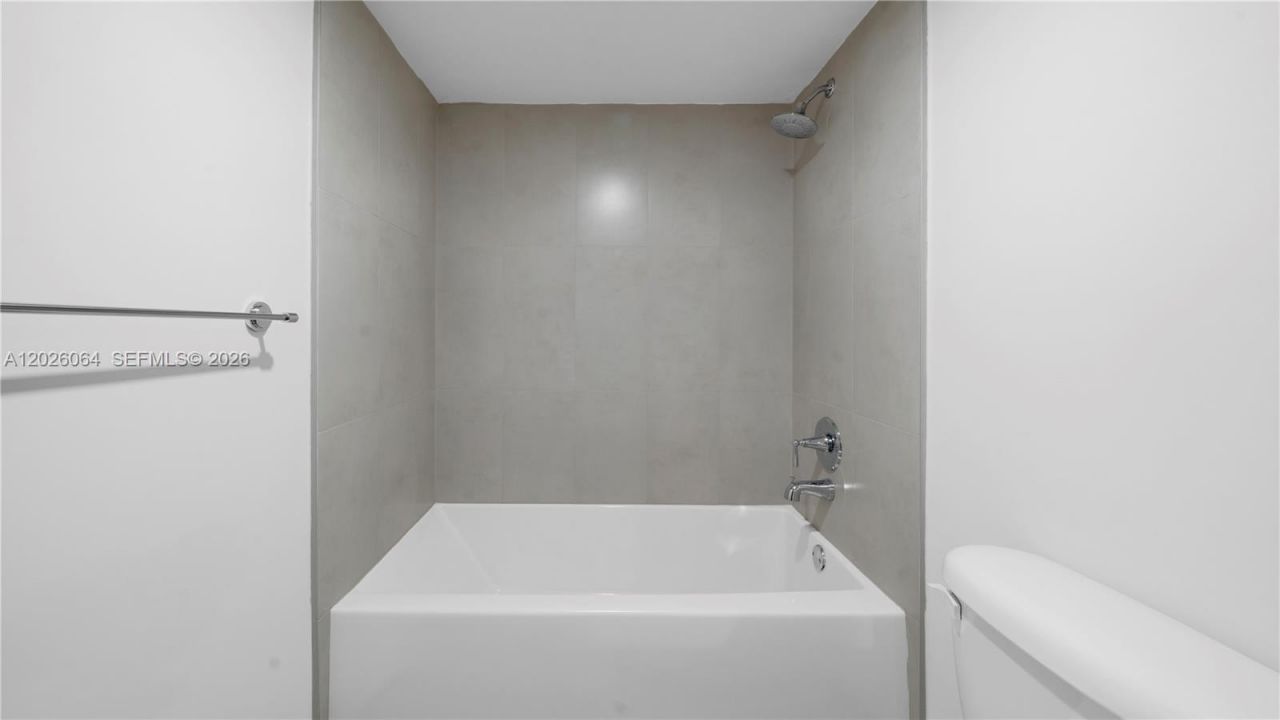 555 NE 34th St , Unit 1402, Miami, FL 33137 Photo