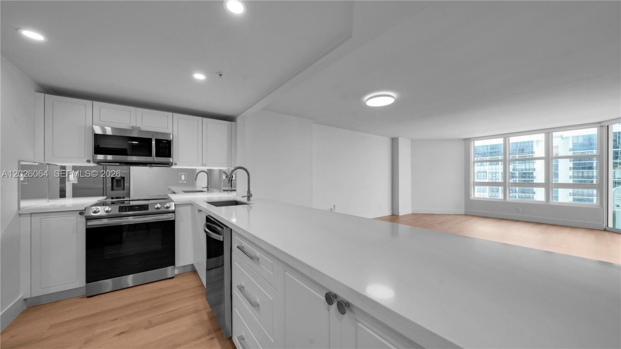 555 NE 34th St , Unit 1402, Miami, FL 33137 Photo