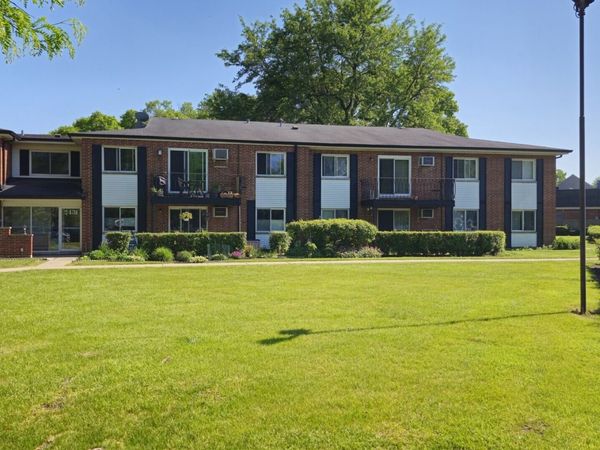 2431 E Brandenberry Court, Unit 2M, Arlington Heights, IL 60004