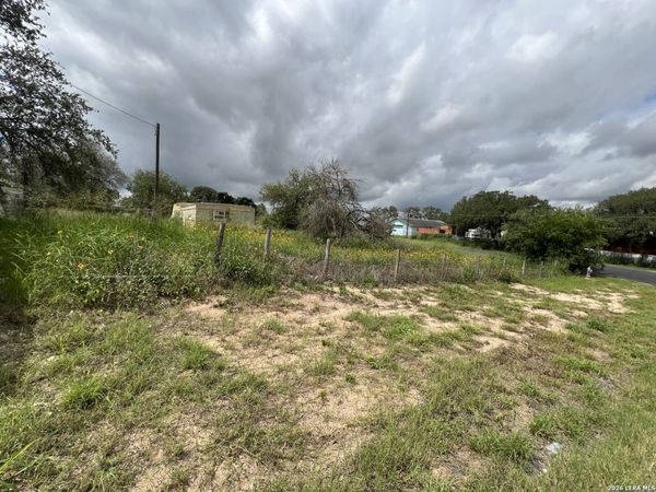 100 Bluewind, Poteet, TX 78065