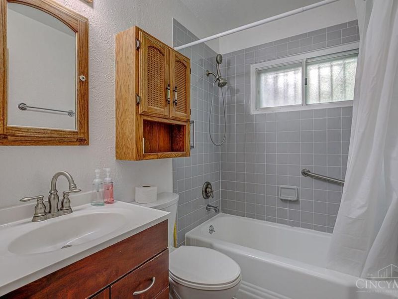 9814 Loralinda Drive, Colerain Township, OH 45251 Photo 18