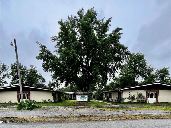 814 Walnut Street, Chetopa, KS 67336