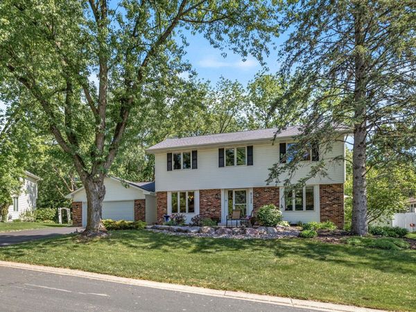 8125 Tierneys Woods Curve, Bloomington, MN 55438