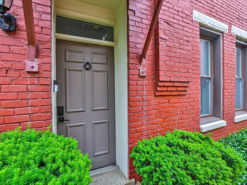 989 Paradrome Street, Cincinnati, OH 45202 Photo 3