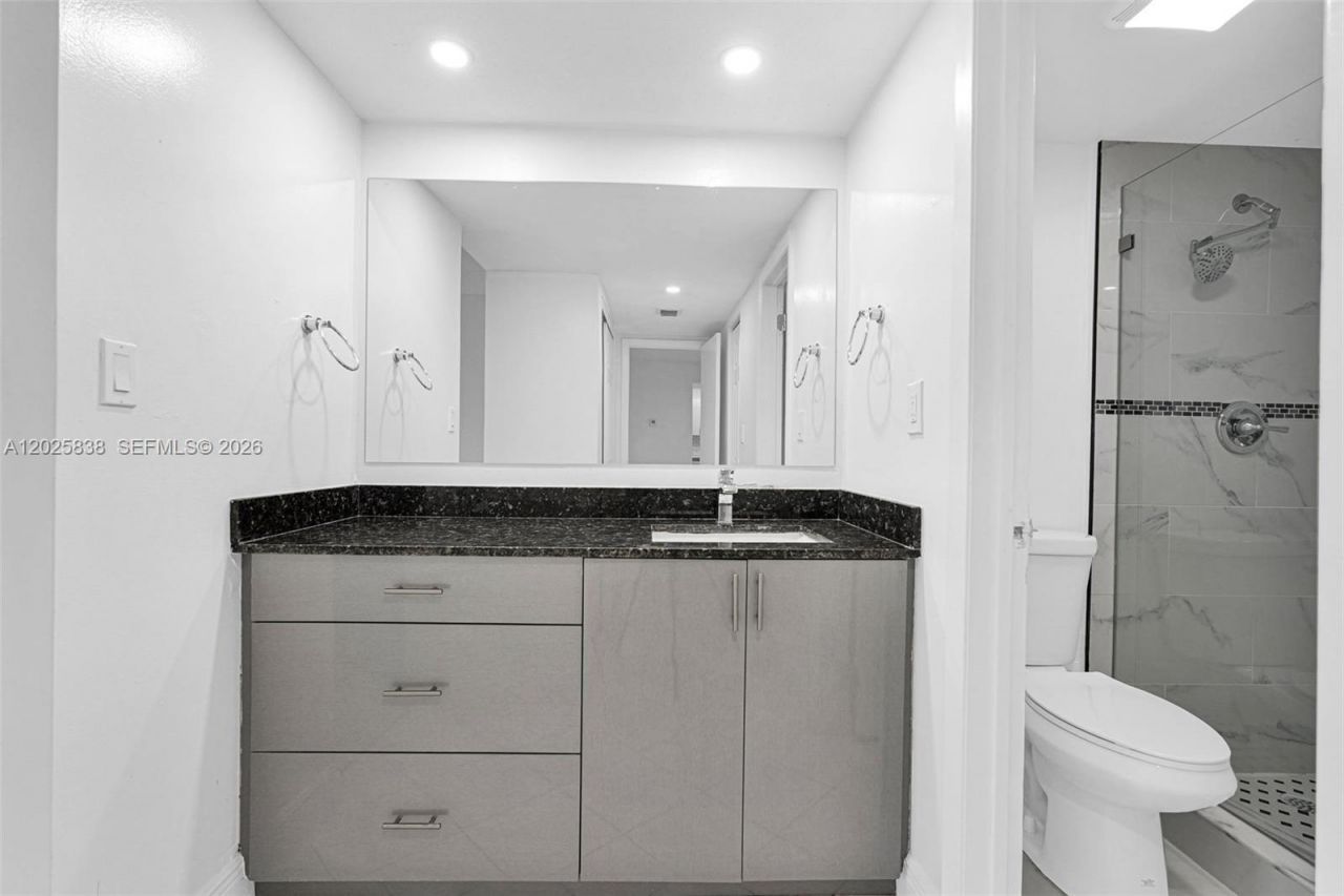 3401 N Country Club Dr , Unit 307, Aventura, FL 33180 Photo
