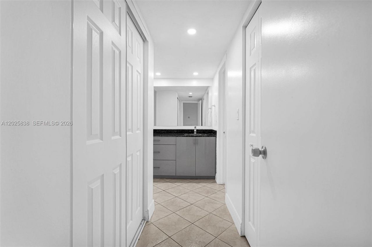 3401 N Country Club Dr , Unit 307, Aventura, FL 33180 Photo