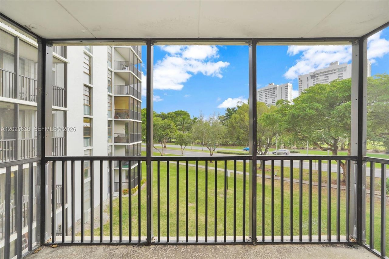 3401 N Country Club Dr , Unit 307, Aventura, FL 33180 Photo