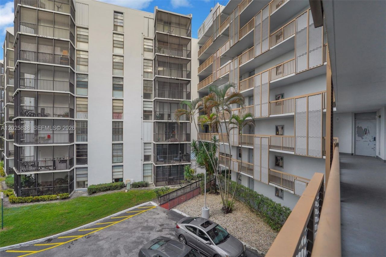 3401 N Country Club Dr, Unit 307, Aventura, FL 33180 Photo