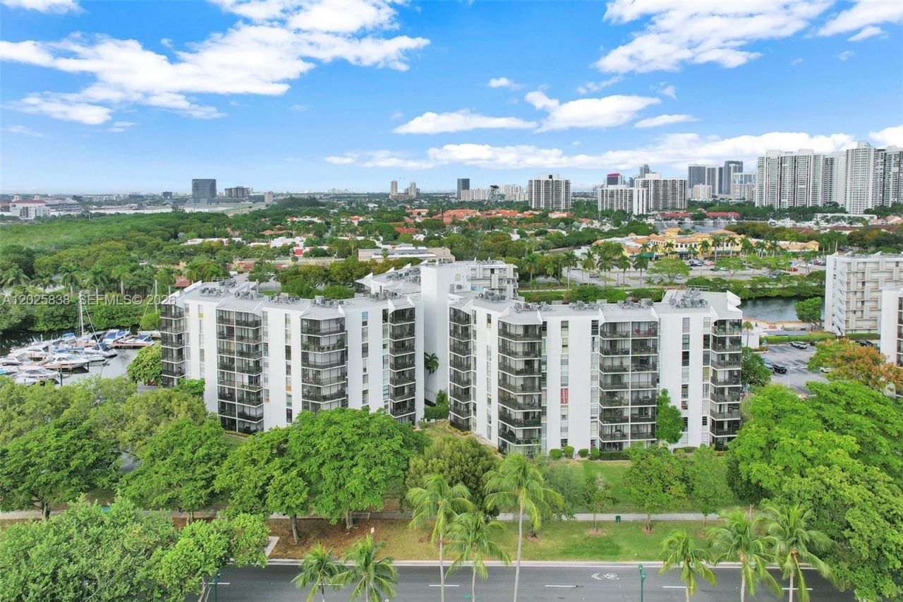 3401 N Country Club Dr , Unit 307, Aventura, FL 33180 Photo