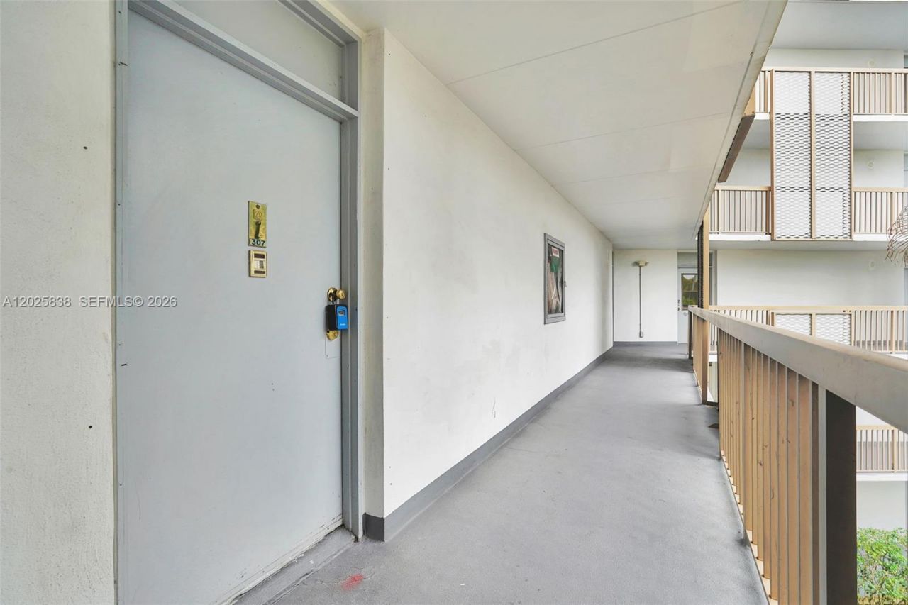 3401 N Country Club Dr, Unit 307, Aventura, FL 33180 Photo