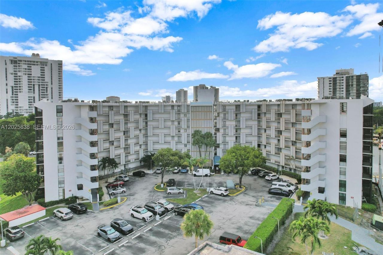 3401 N Country Club Dr , Unit 307, Aventura, FL 33180 Photo