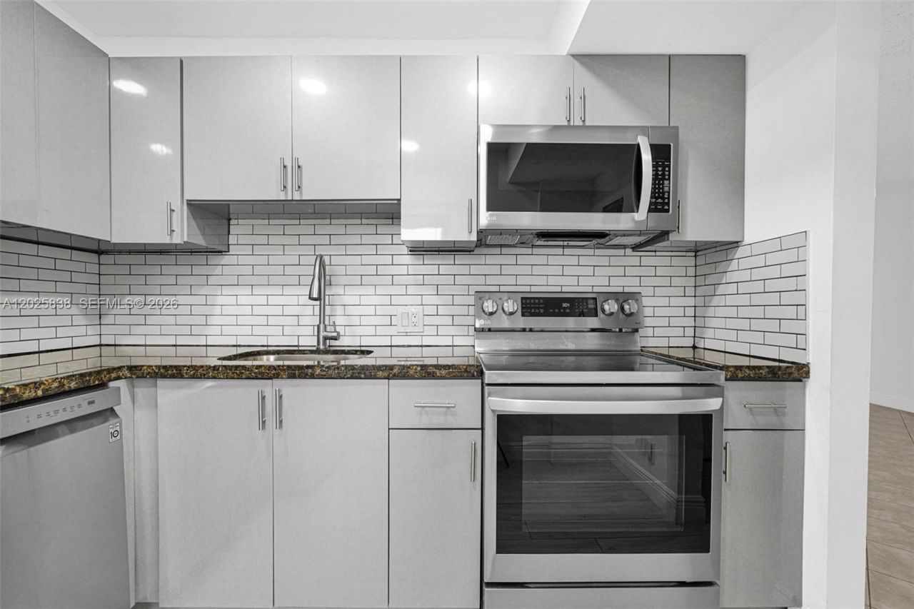 3401 N Country Club Dr , Unit 307, Aventura, FL 33180 Photo