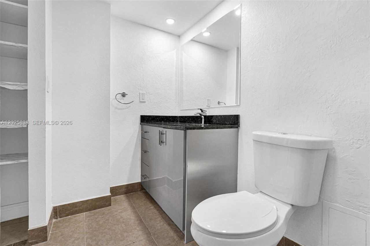 3401 N Country Club Dr , Unit 307, Aventura, FL 33180 Photo