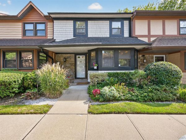 12 Hampton Way , Woodbury, NY 11797