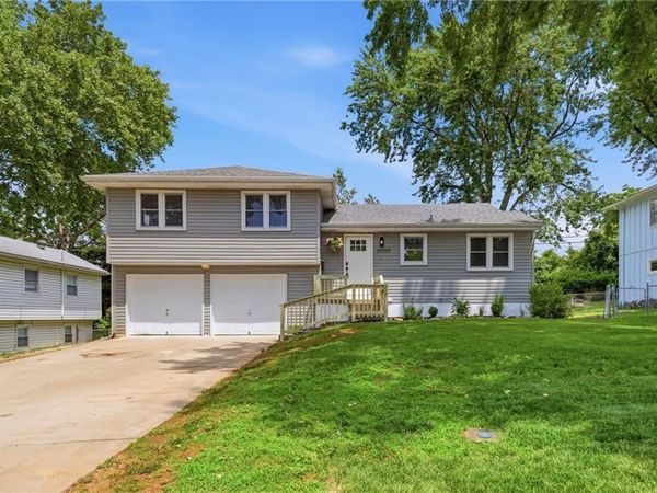 8900 W 69th Street, Overland Park, KS 66204