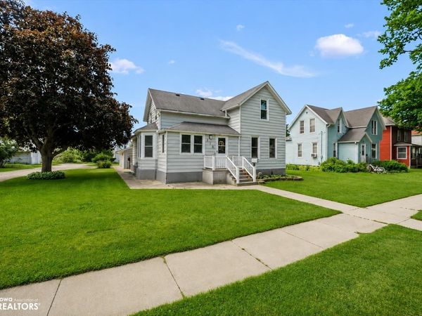 714 2nd Avenue, Ackley, IA 50601