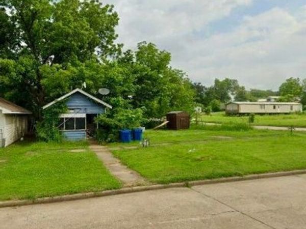 221 E Boston , Yale, OK 74085