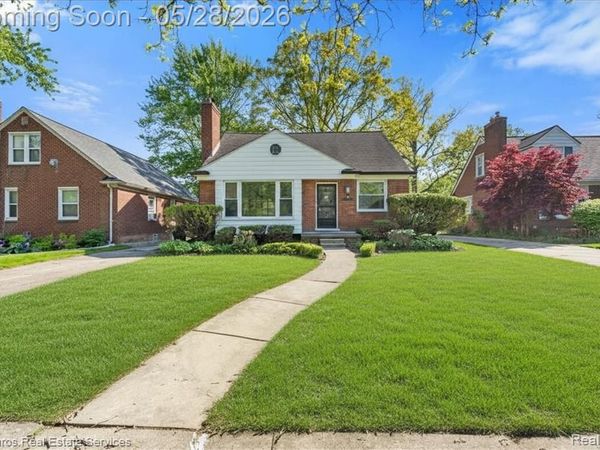 21252 Huntington Avenue, Harper Woods, MI 48225