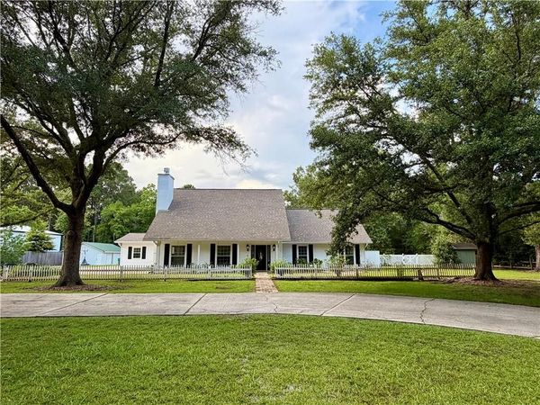 1 RENE Court , Mandeville, LA 70471