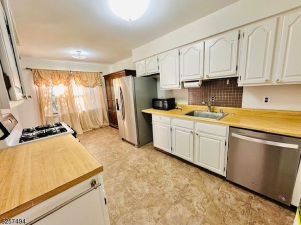 144 Beverly Hill Ter, Woodbridge, NJ 07095