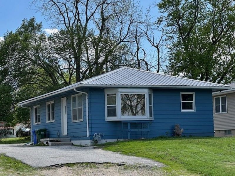 1319 NW 5th Avenue, Waverly, IA 50677 Main Photo