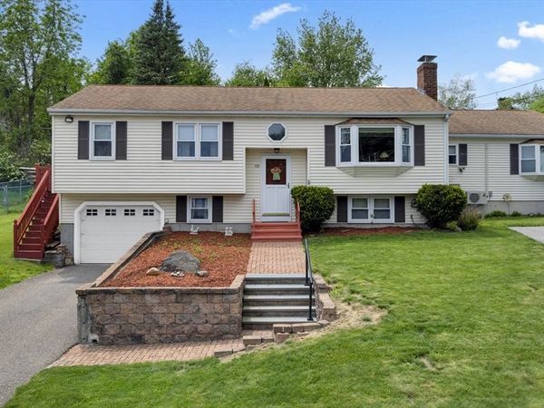 101 Long Hill Dr, Leominster, MA 01453
