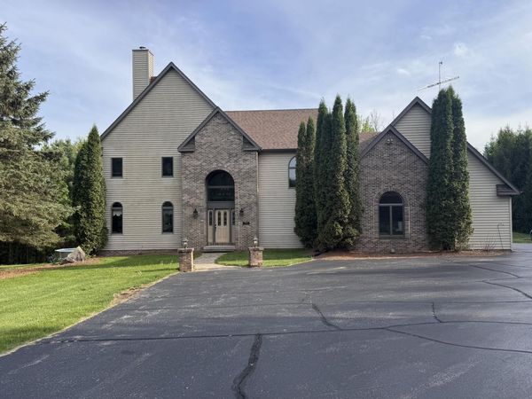 W1780 W Auburn Ashford Dr, Auburn, WI 53010