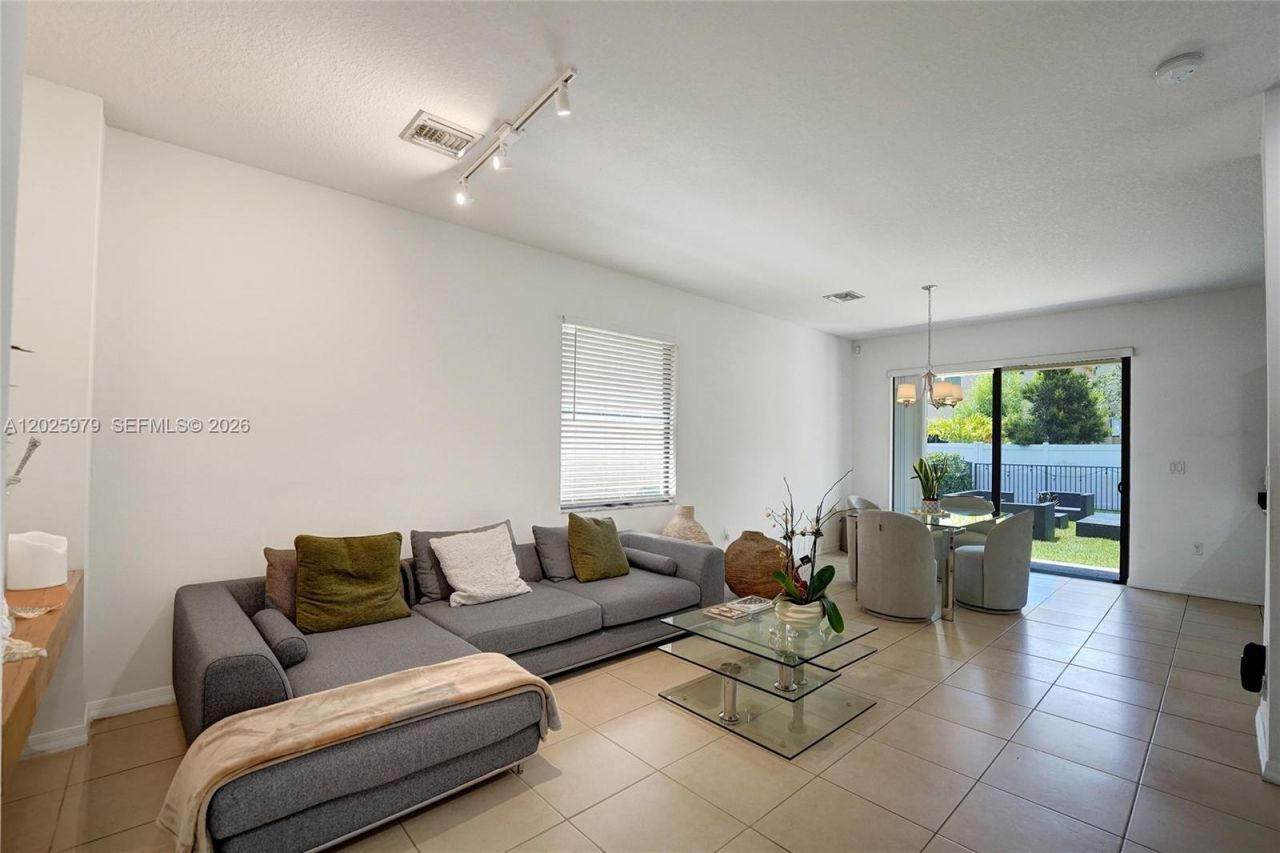 650 NE 191st Ter, Miami, FL 33179 Photo