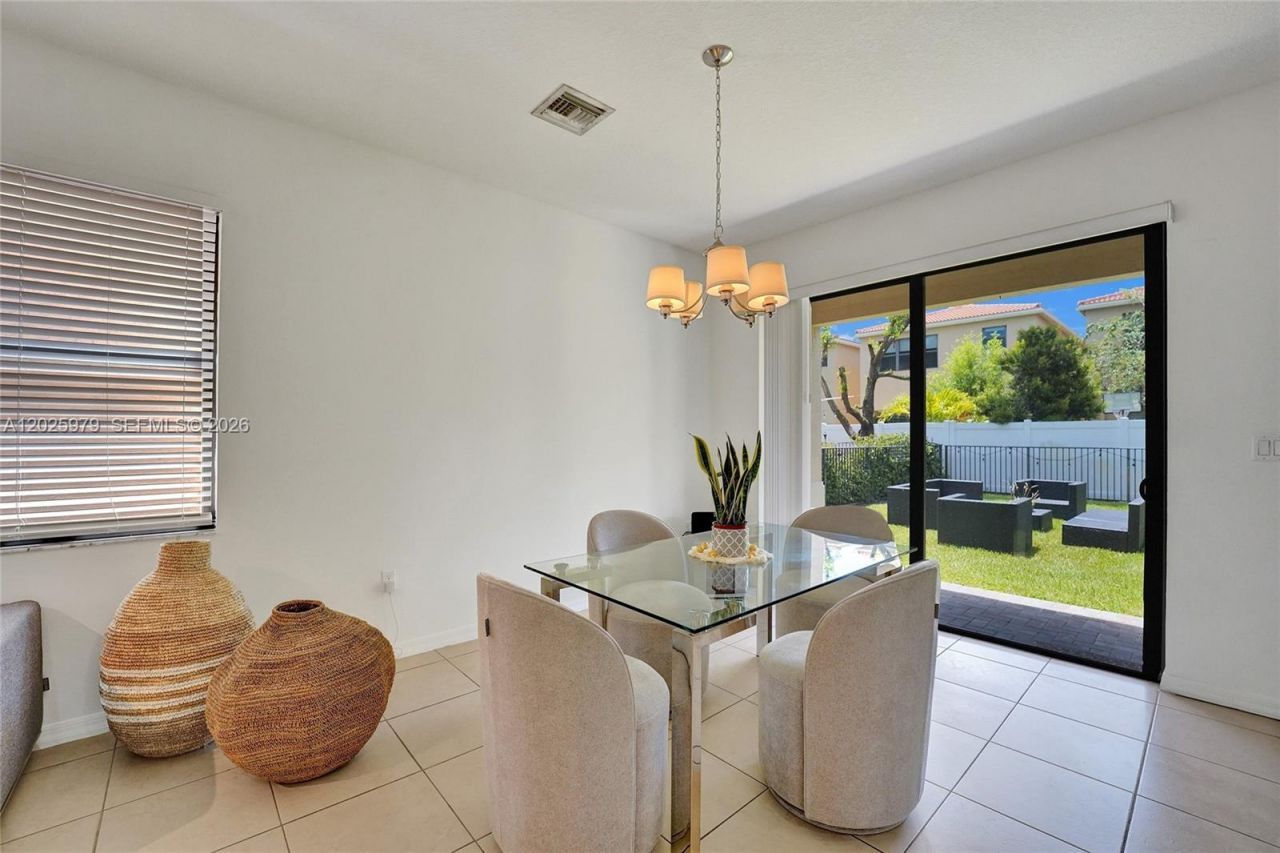 650 NE 191st Ter, Miami, FL 33179 Photo