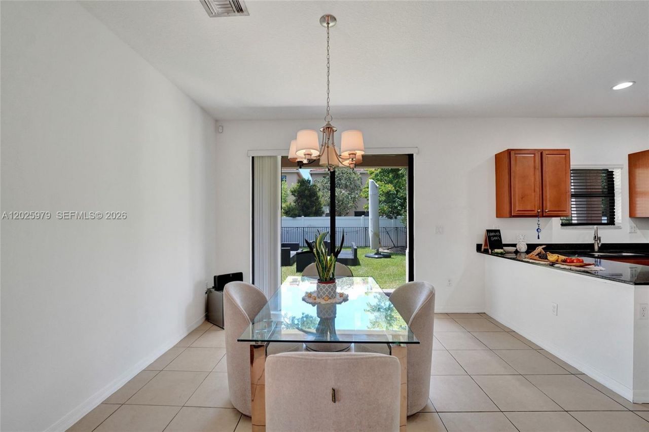 650 NE 191st Ter, Miami, FL 33179 Photo
