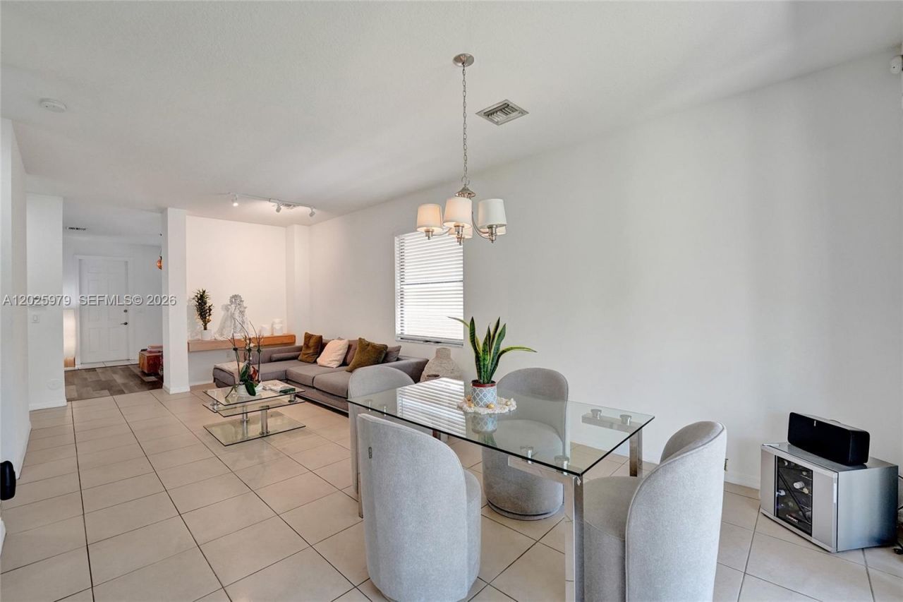 650 NE 191st Ter, Miami, FL 33179 Photo