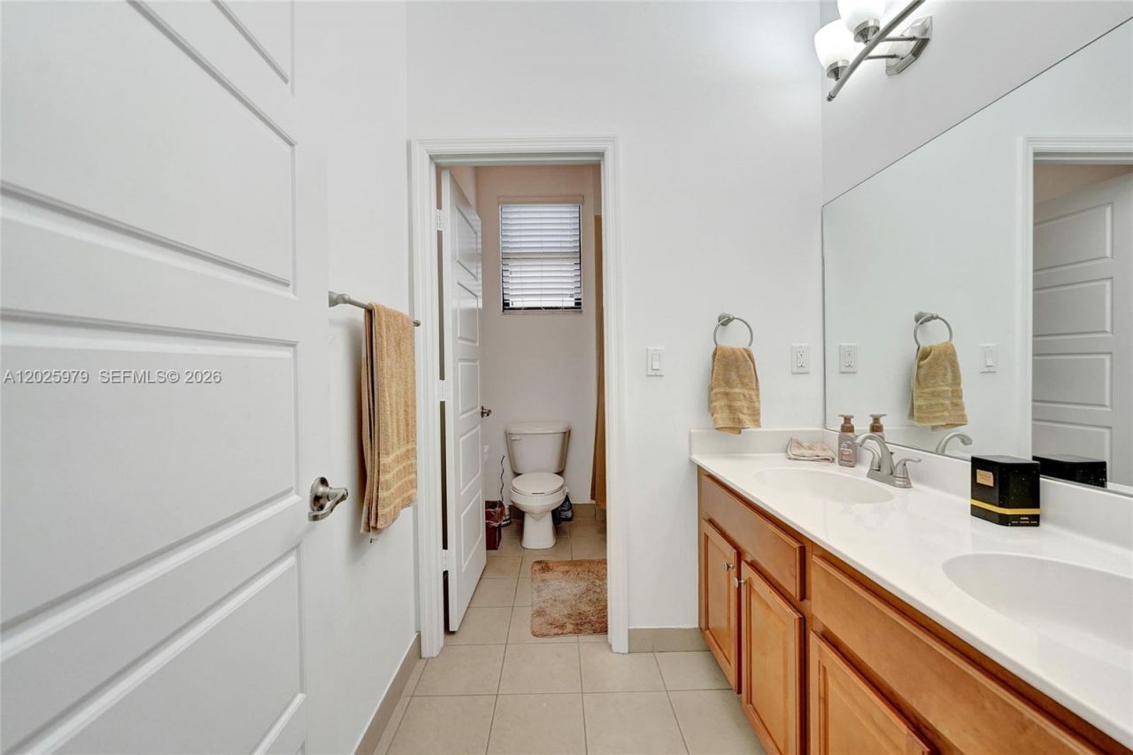 650 NE 191st Ter, Miami, FL 33179 Photo