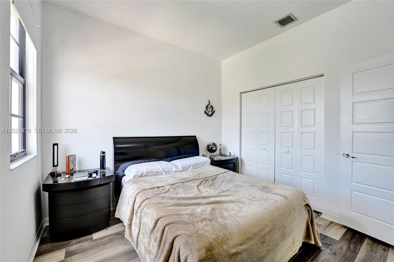 650 NE 191st Ter, Miami, FL 33179 Photo