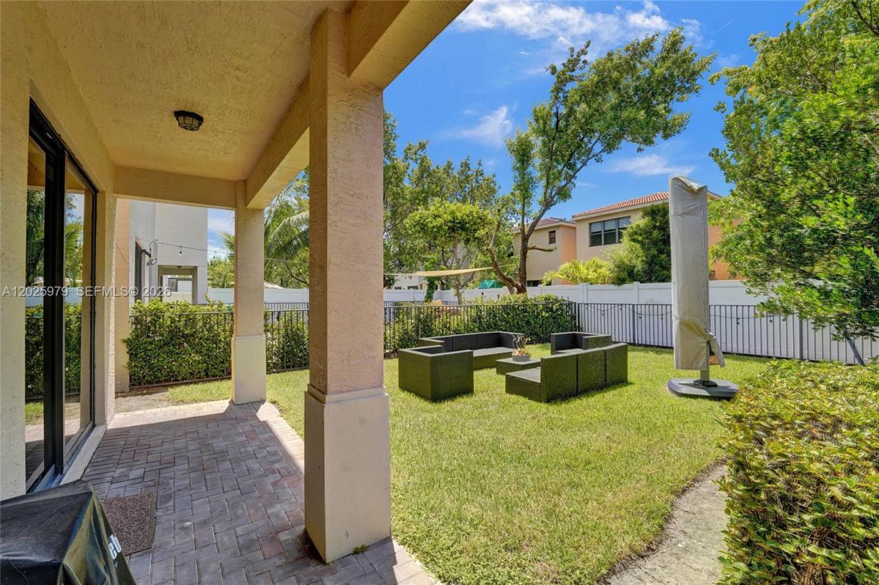 650 NE 191st Ter, Miami, FL 33179 Photo