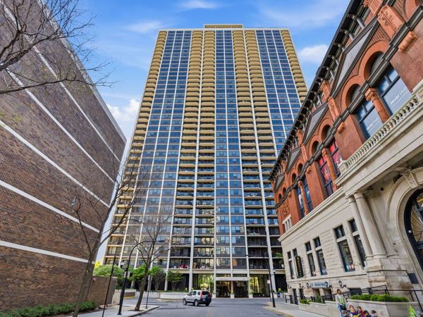 1560 N Sandburg Terrace N, Unit 1405, Chicago, IL 60610