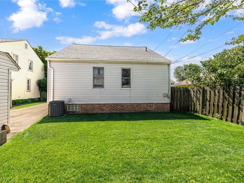 6136 N Canterbury Road , Parma, OH 44129 Photo 32