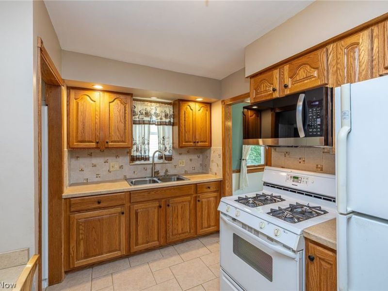 6136 N Canterbury Road , Parma, OH 44129 Photo 8