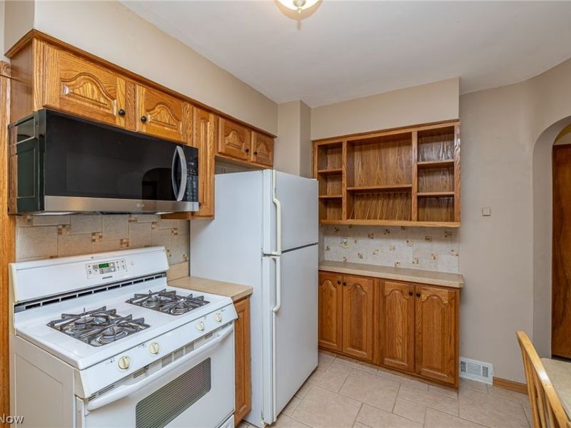 6136 N Canterbury Road , Parma, OH 44129 Photo 9